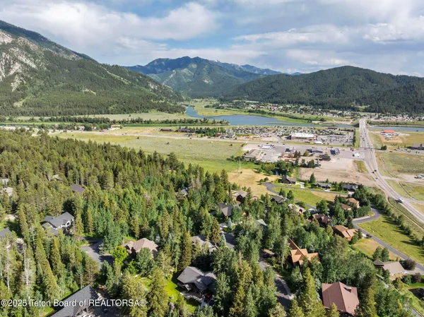 $1,495,000 | 445 Aspen Ridge Trail, Alpine, WY 83128