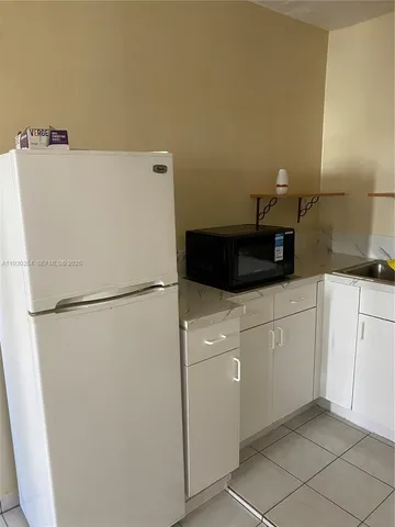 $1,100 | 1062 West 42nd Place, Unit 41, Hialeah, FL 33012