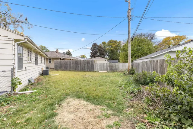 a view of a backyard