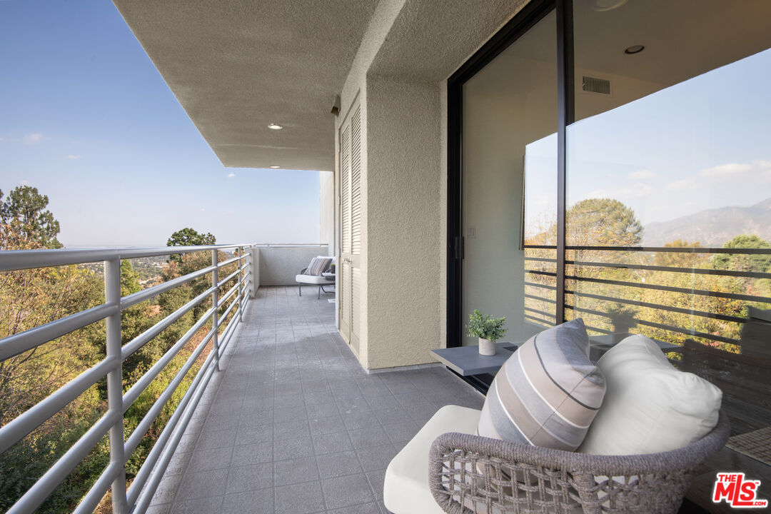1500 Inverness Drive Pasadena, CA 91103 - Photo 49 of 66 a living room with furniture