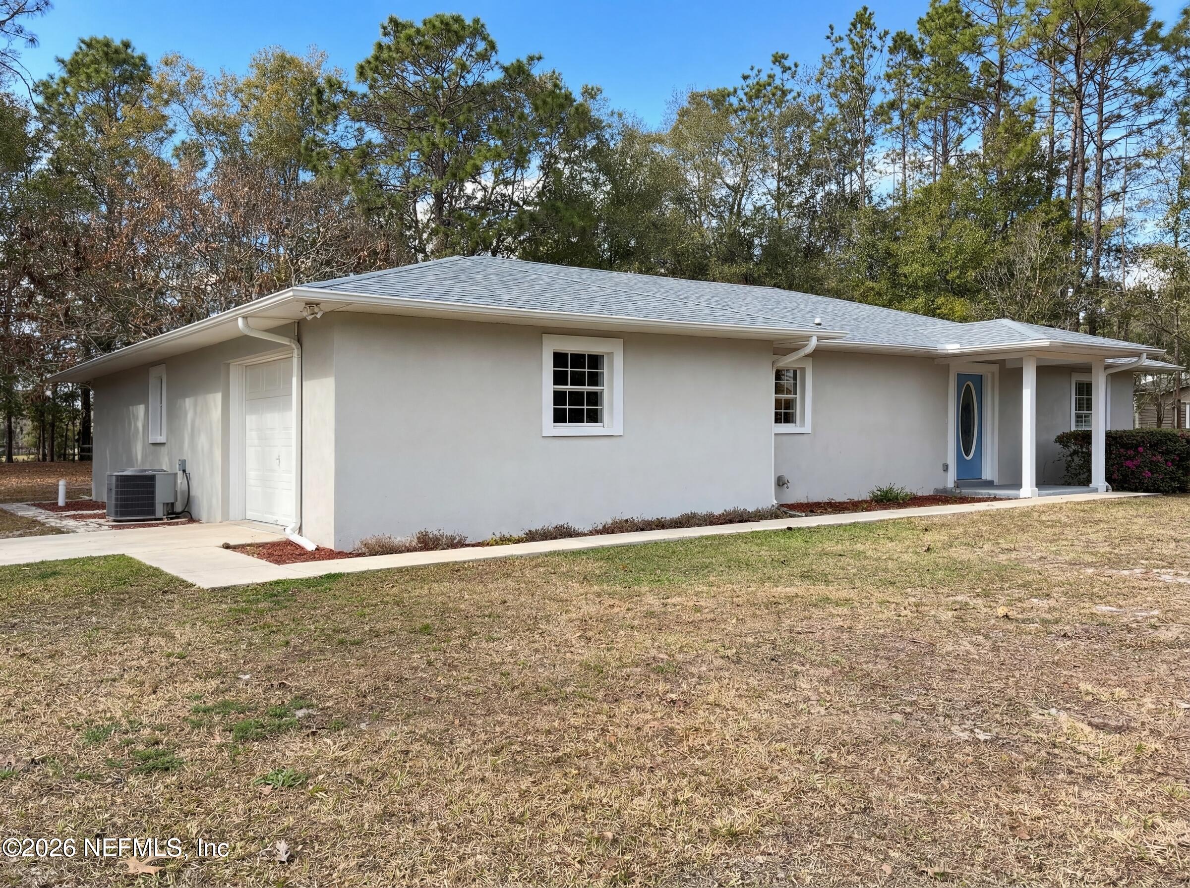 7628 Alameda Way Keystone Heights, FL 32656 - Photo 8 of 29 a backyard of a house with large trees