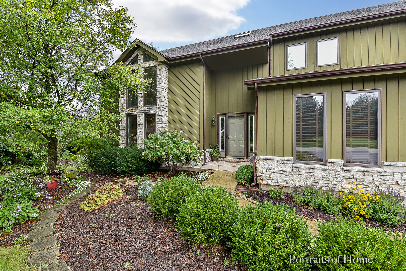 S810 Spring Green Way Batavia, IL 60510 - Photo 2 of 28