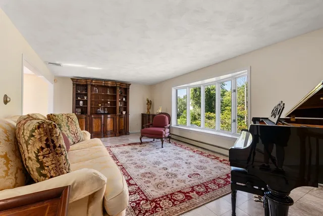 $1,300,000 | 6 Gavin Circle, Stoneham, MA 02180