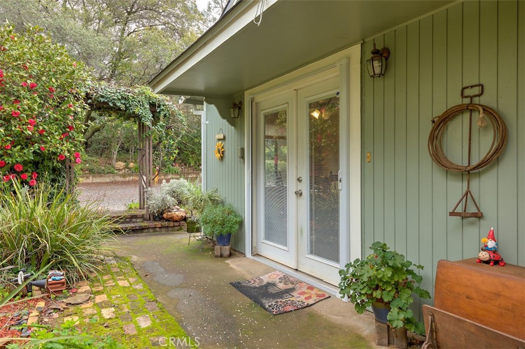 1044 Mt Ida Road Oroville, CA 95966 - Photo 4 of 44 a front view of a house with garden