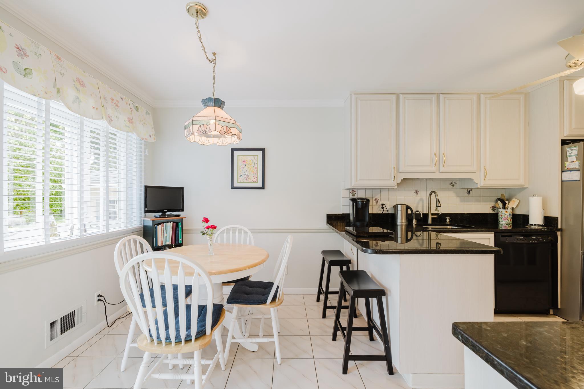 8300 Thornton Road Baltimore, MD 21204 - Photo 7 of 41 Bright, airy and open flow