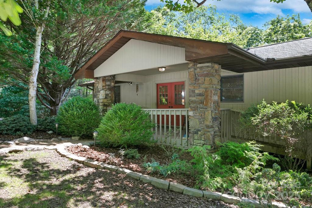 58 Warwaseeta Court Brevard, NC 28712 - Photo 2 of 48 a backyard of a house with plants and large tree