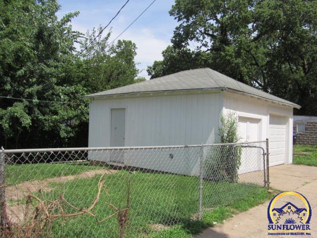 612 Southwest 5th Street Topeka, KS 66603 - Photo 4 of 18