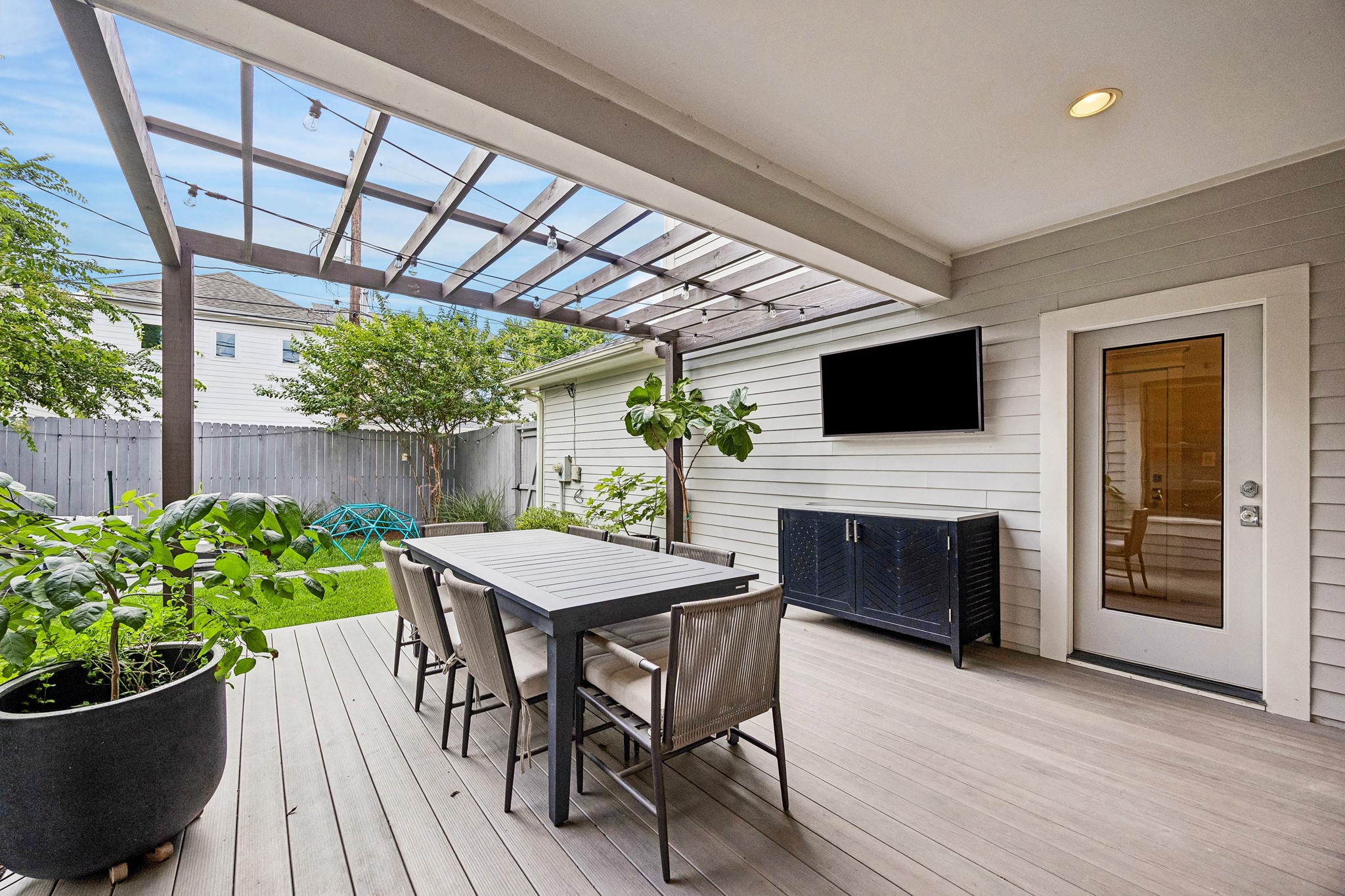 335 West 23rd Street Houston, TX 77008 - Photo 39 of 40 a patio with a table and chairs