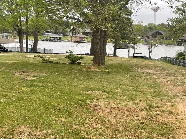 a view of a yard with a fountain