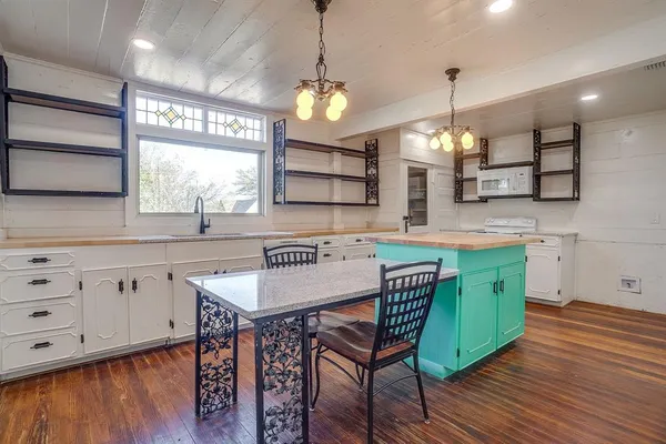 $357,000 | 619 West Live Oak Street, Jacksboro, TX 76458