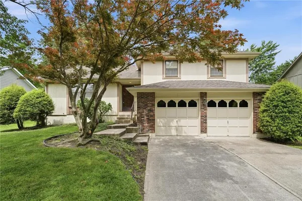 $295,000 | 302 Northeast Noeleen Lane, Lee's Summit, MO 64086