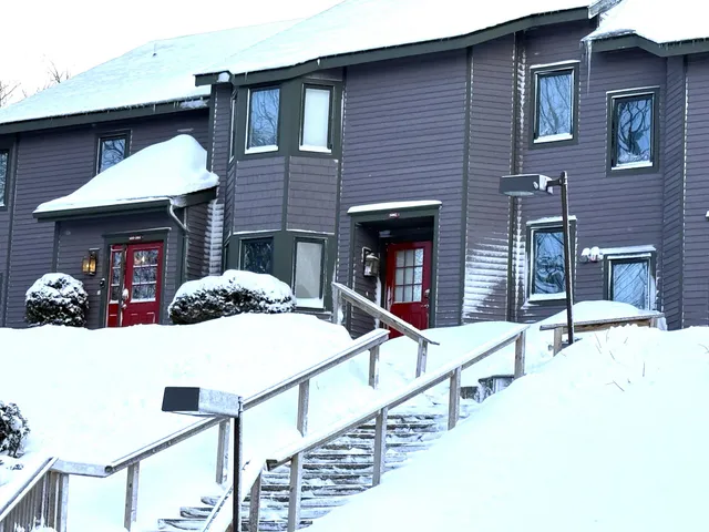 $429,000 | 334 Slopeside Road, Unit 4002, Jay, VT 05859