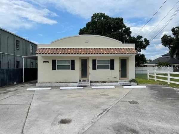 a view of a house with backyard