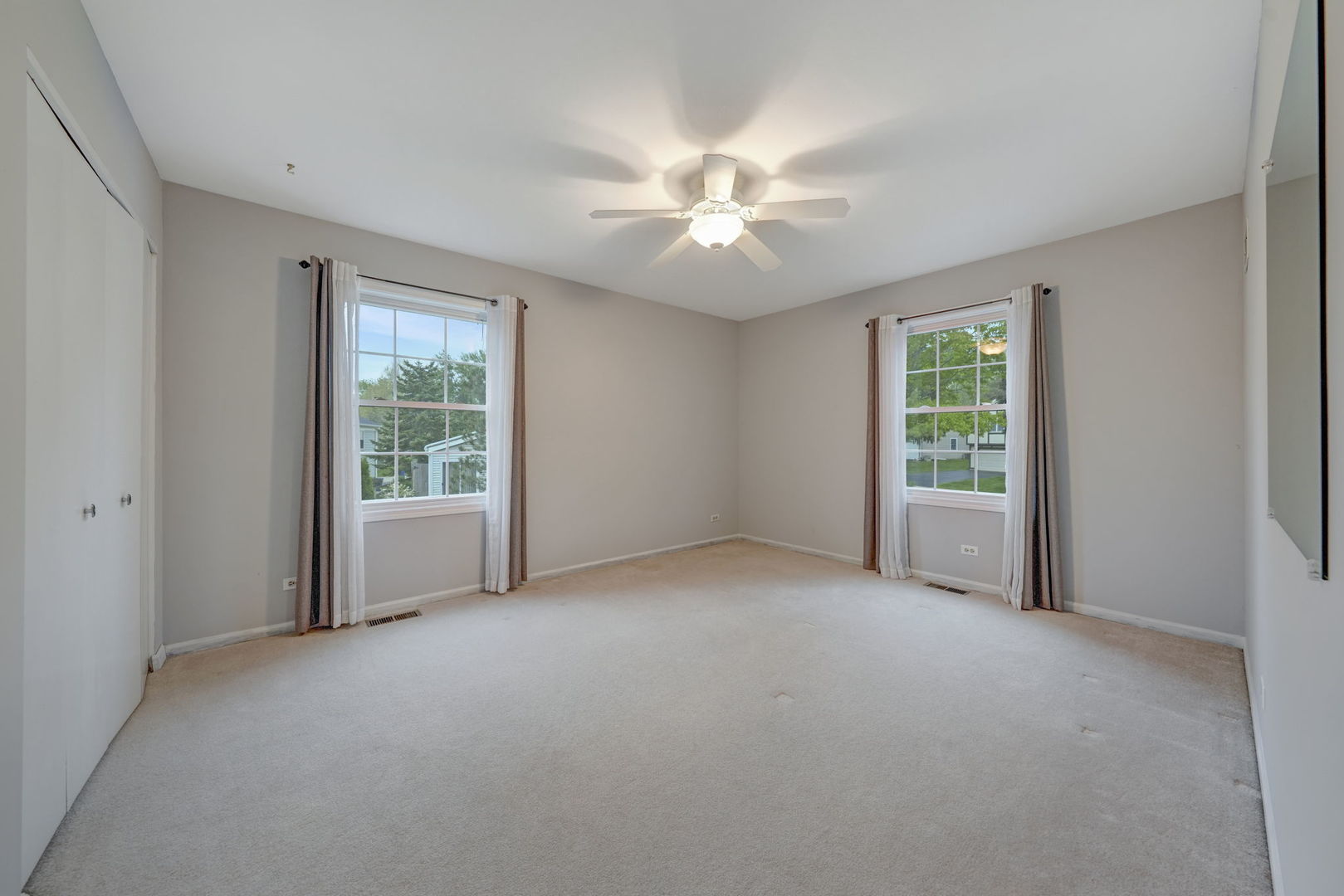 4977 Prairie Oak Road Gurnee, IL 60031 - Photo 17 of 26 an empty room with windows and fan