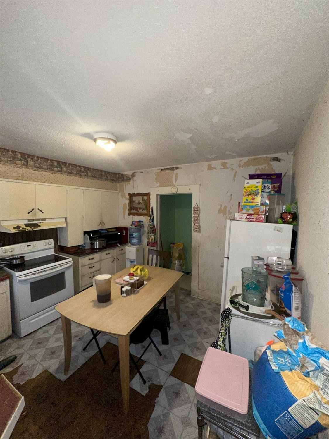 115 Yonkers Street Plainview, TX 79072 - Photo 12 of 20 a kitchen with a dining table and chairs