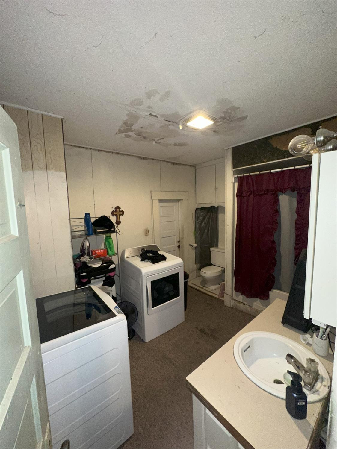 115 Yonkers Street Plainview, TX 79072 - Photo 17 of 20 a kitchen that has a sink and a stove in it