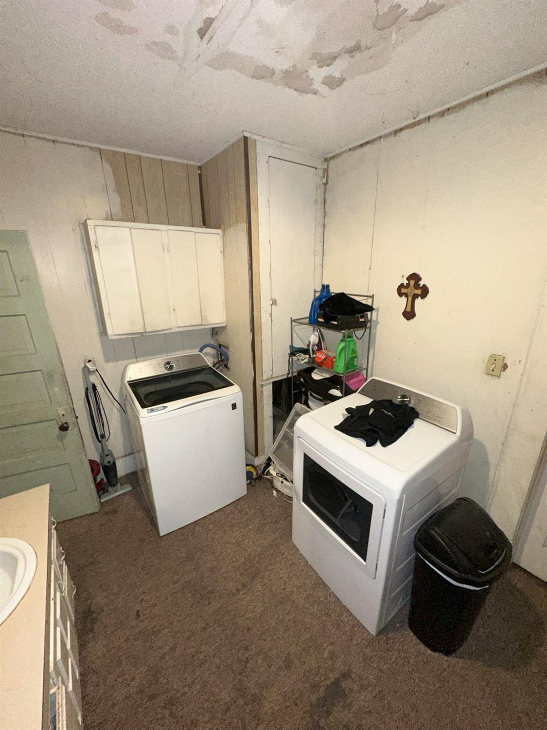 115 Yonkers Street Plainview, TX 79072 - Photo 20 of 20 a kitchen with a stove and a refrigerator