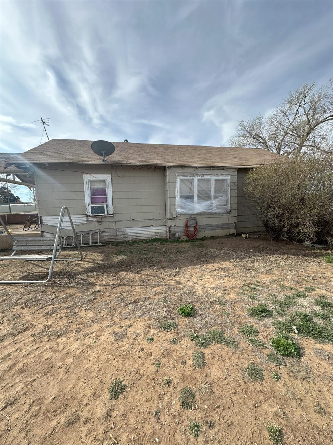 115 Yonkers Street Plainview, TX 79072 - Photo 2 of 20 a view of a backyard