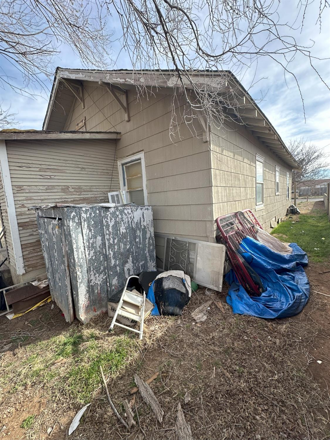 115 Yonkers Street Plainview, TX 79072 - Photo 3 of 20 a view of backyard with table and chairs