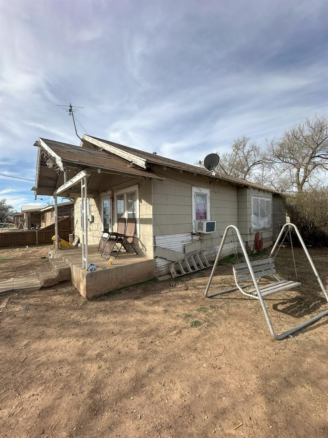 115 Yonkers Street Plainview, TX 79072 - Photo 5 of 20 a view of a house with backyard