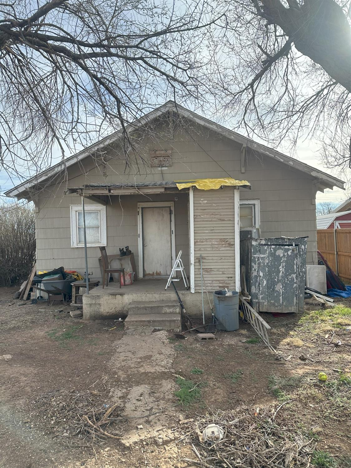 115 Yonkers Street Plainview, TX 79072 - Photo 6 of 20 a view of a house with backyard