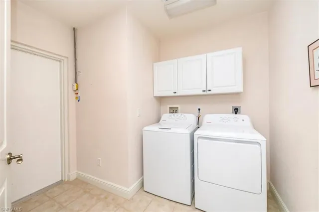 $425,000 | 4700 Yacht Harbor Drive, Unit 613, Naples, FL 34112