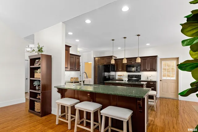 $965,000 | 3190 Oak Run Drive, Dahinda, IL 61428