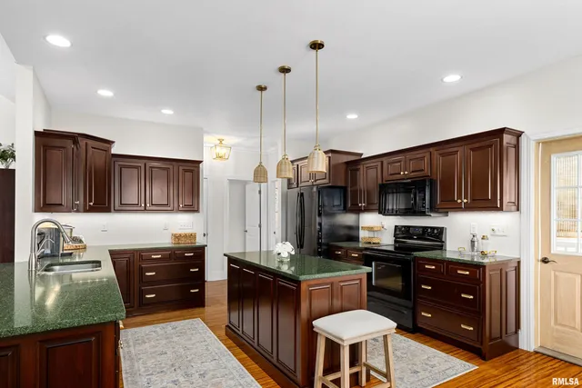 $965,000 | 3190 Oak Run Drive, Dahinda, IL 61428