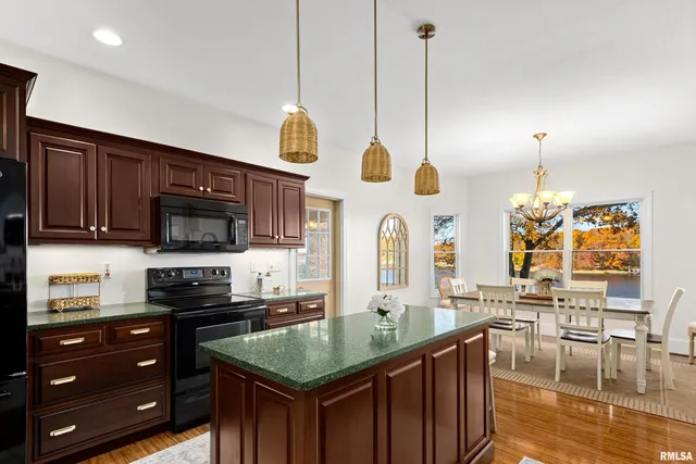 $965,000 | 3190 Oak Run Drive, Dahinda, IL 61428