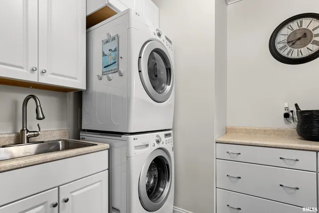 $965,000 | 3190 Oak Run Drive, Dahinda, IL 61428