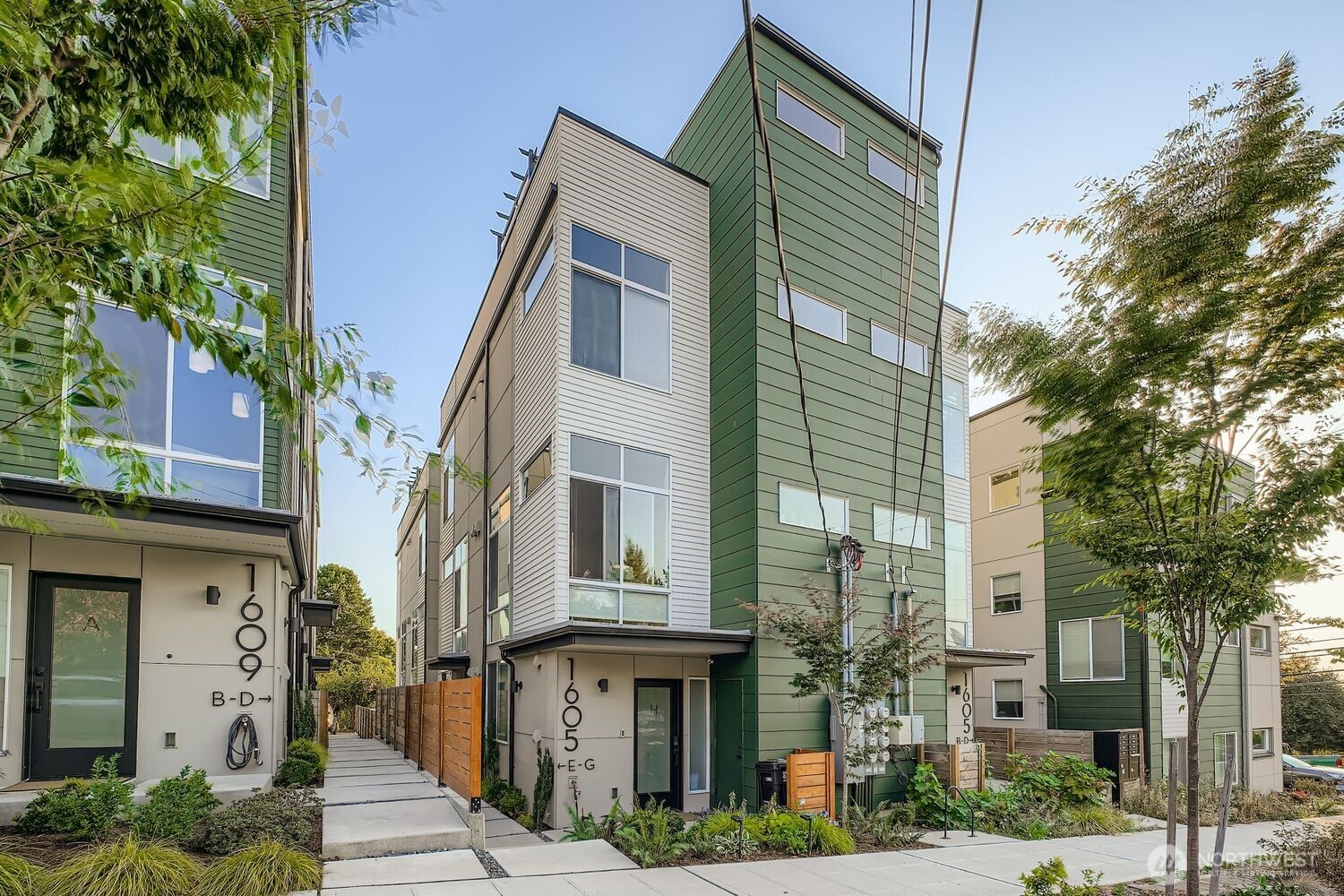 1605 South Washington Street, Unit F Seattle, WA 98144 - Photo 1 of 22 front view of a building