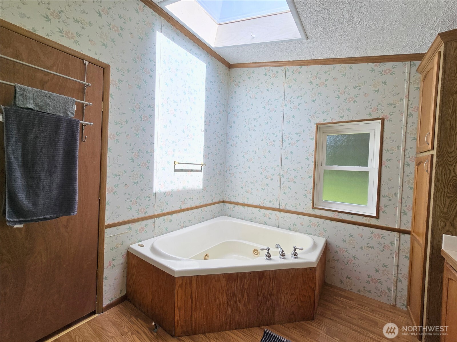 57 Clemons Road, Unit 12 Montesano, WA 98563 - Photo 19 of 30 a bath tub sitting next to a window