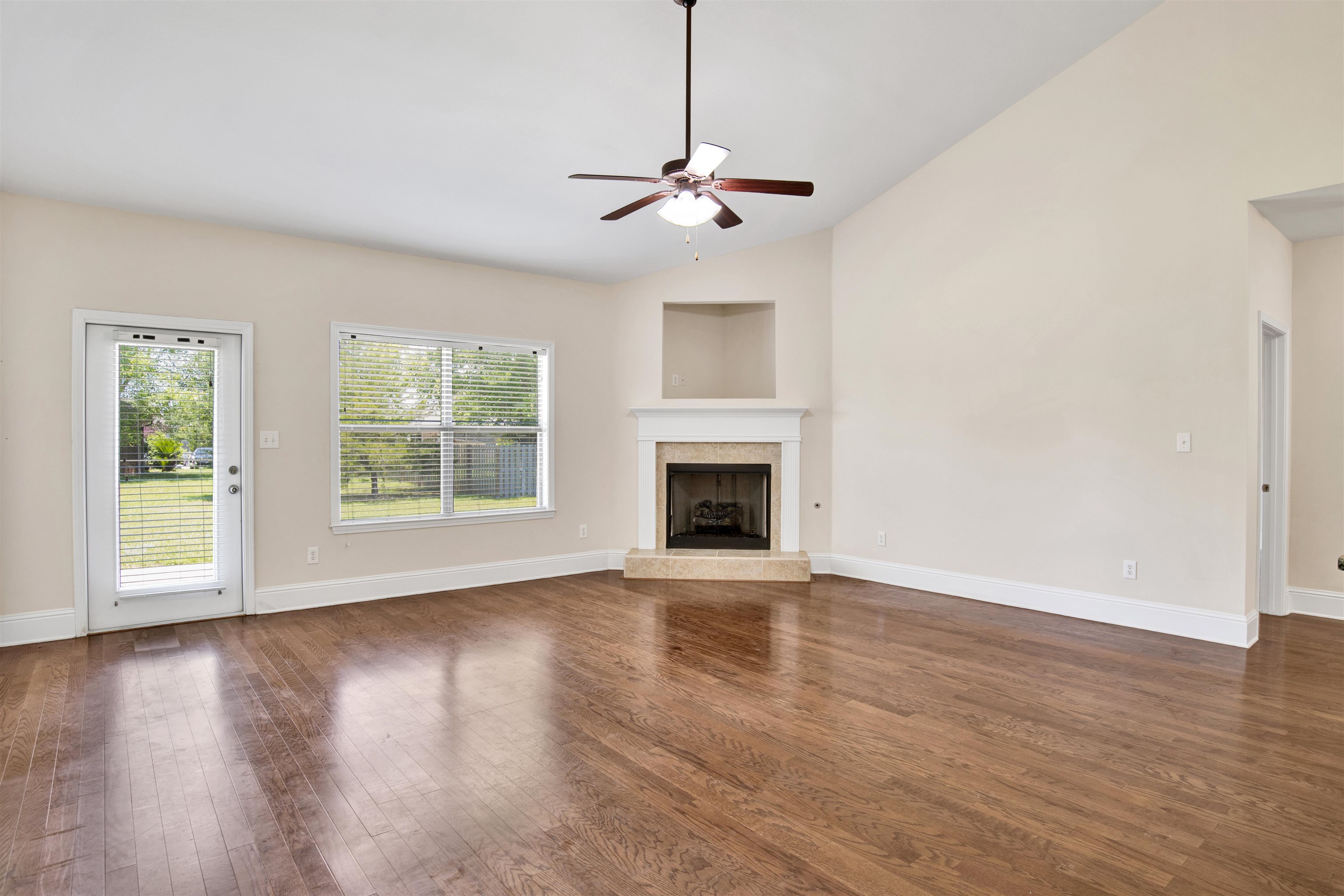 10910 Roanoke Loop Daphne, AL 36526 - Photo 12 of 33 Living Room