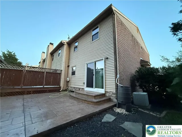 a view of a house with backyard and garden