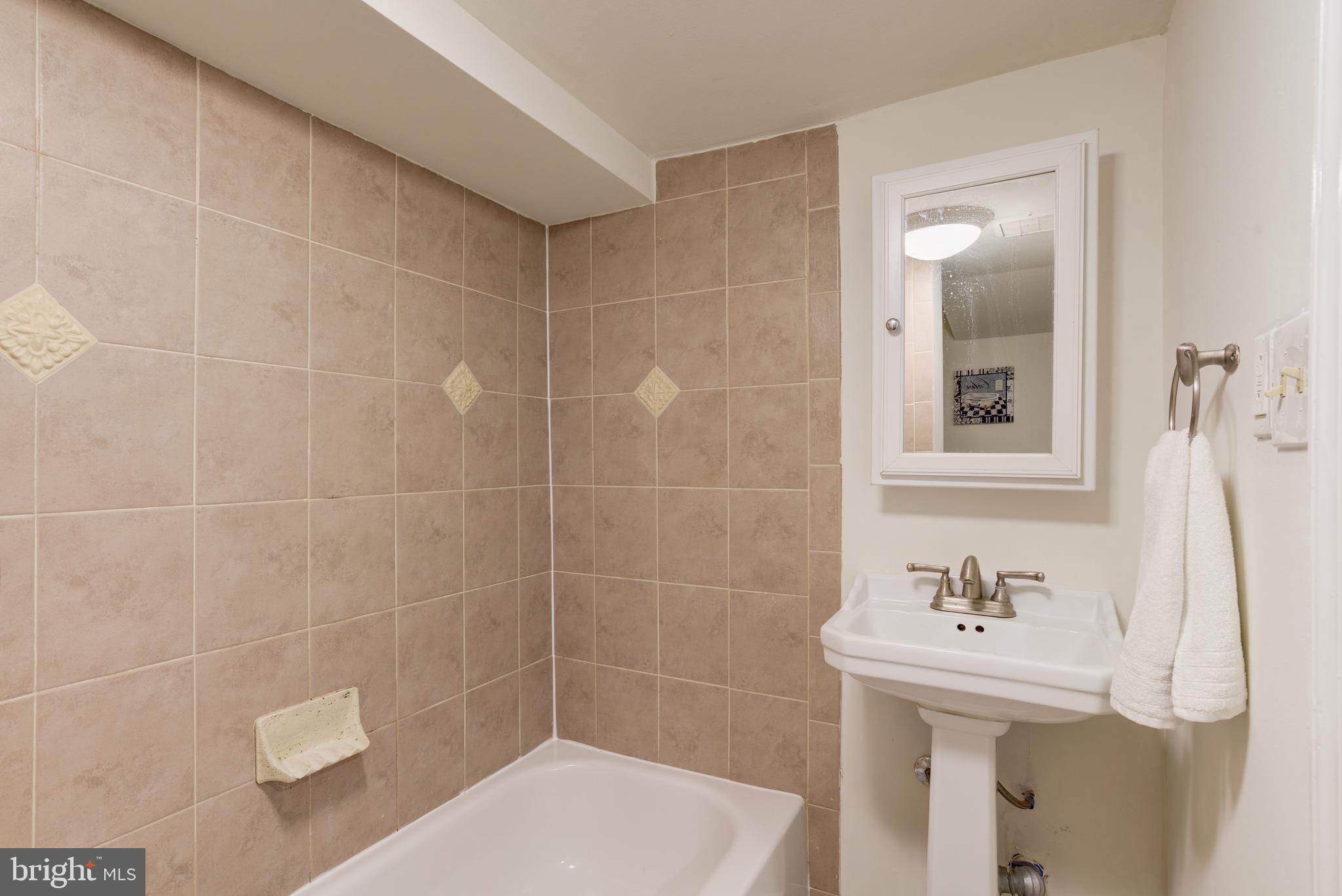 2304 Ontario Road Northwest Washington, DC 20009 - Photo 15 of 21 Full Bathroom