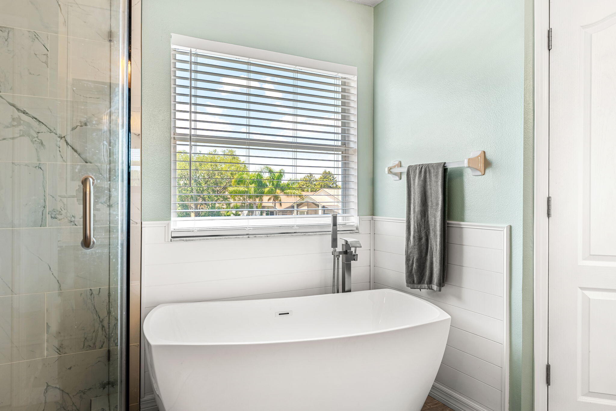 981 Shaw Circle Melbourne, FL 32940 - Photo 36 of 58 a bath tub sitting in a bathroom next to a window