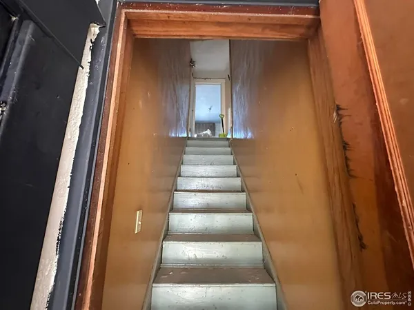 en empty room with windows and pillars in it