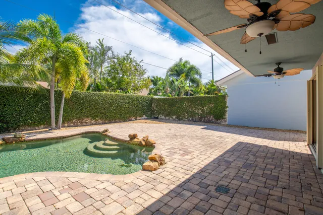 a view of a house with backyard and tree