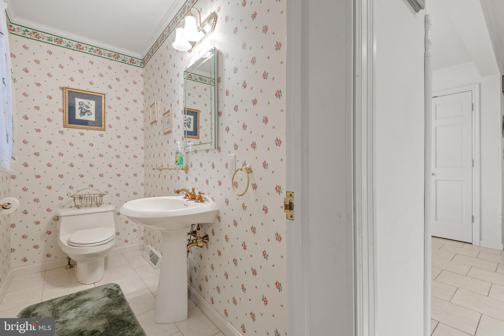 1515 Hillcrest Road Lancaster, PA 17603 - Photo 13 of 61 Powder Room