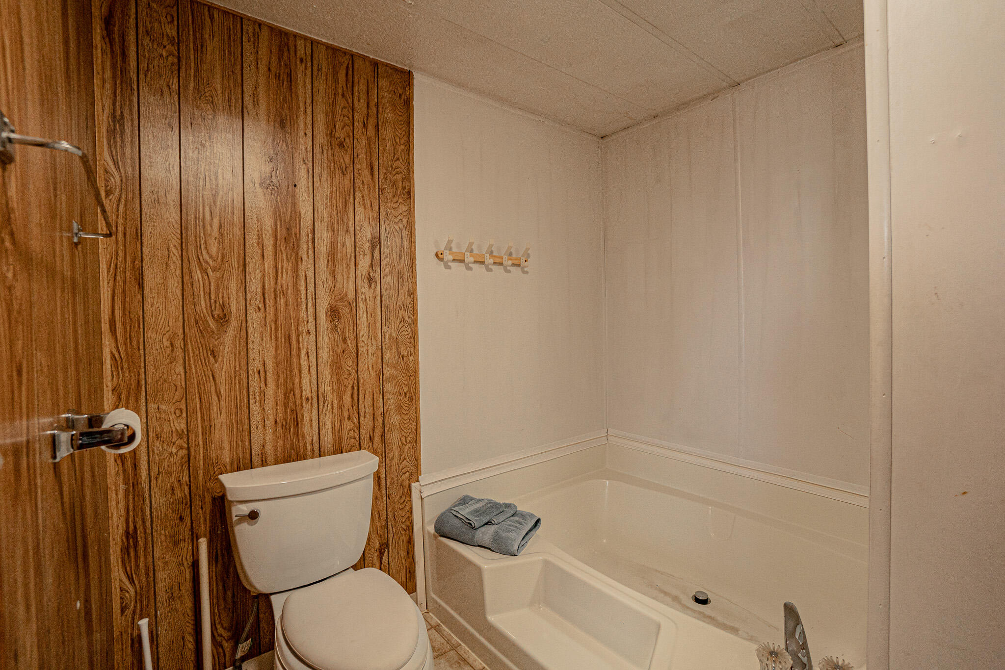 421 Stevens Road, Unit 26 Eagle Point, OR 97524 - Photo 14 of 23 a bathroom with a toilet and shower