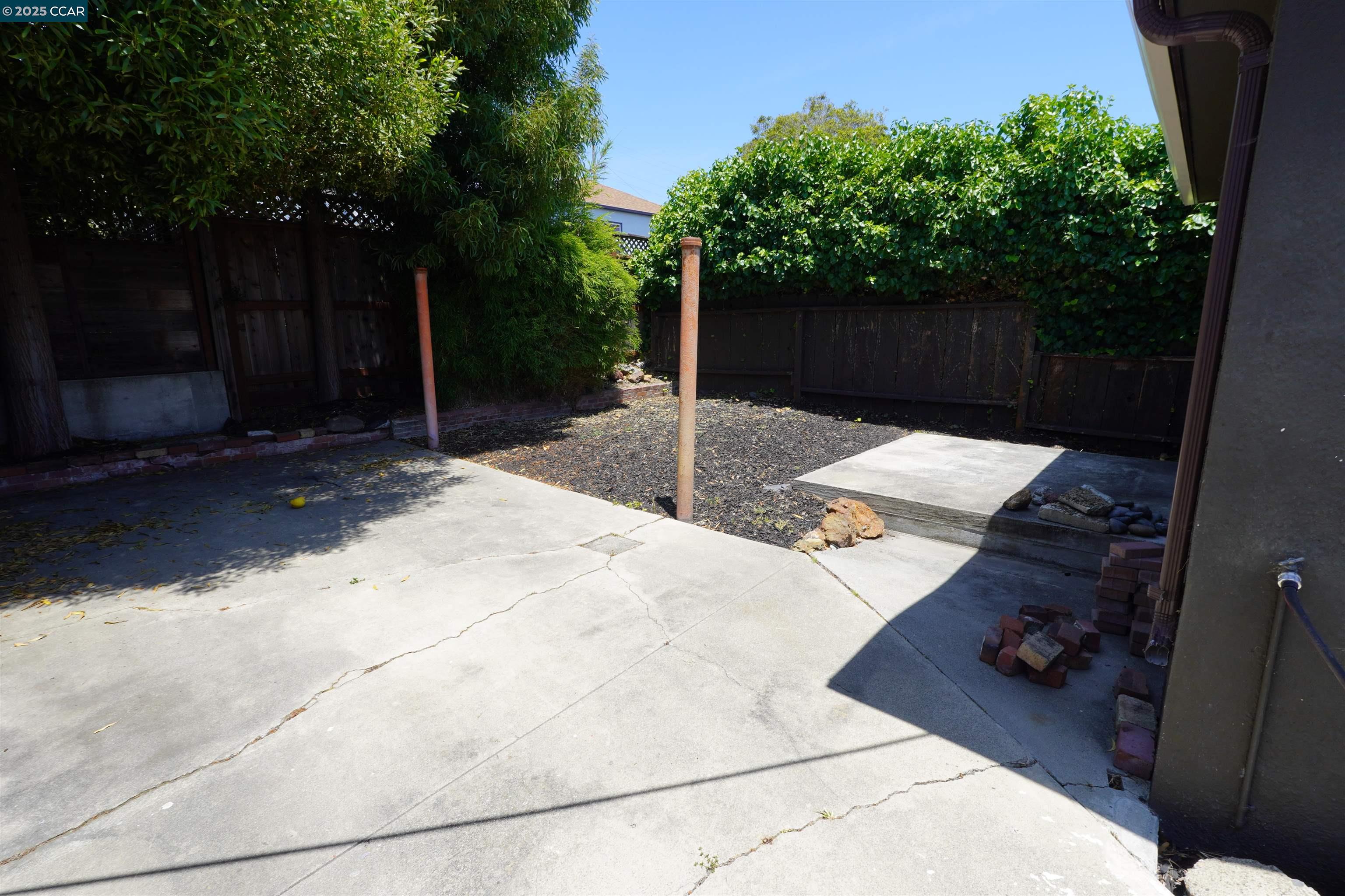 2645 Maxwell Avenue Oakland, CA 94619 - Photo 18 of 19 a backyard of a house