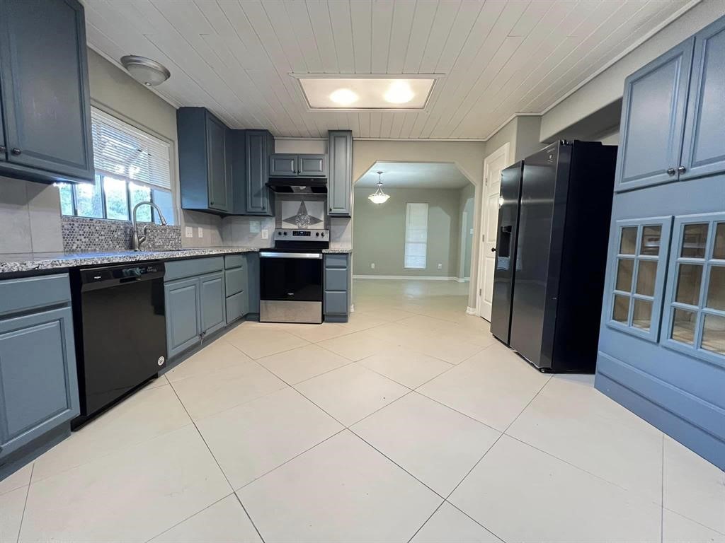 123 Pinehurst Drive Sour Lake, TX 77659 - Photo 5 of 23 a large kitchen with a stove a refrigerator and a sink