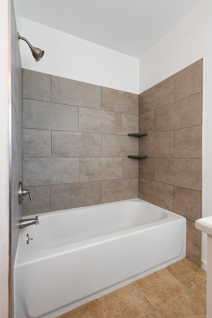 68 Jackson Lane Streamwood, IL 60107 - Photo 18 of 25 a bathroom with a bathtub