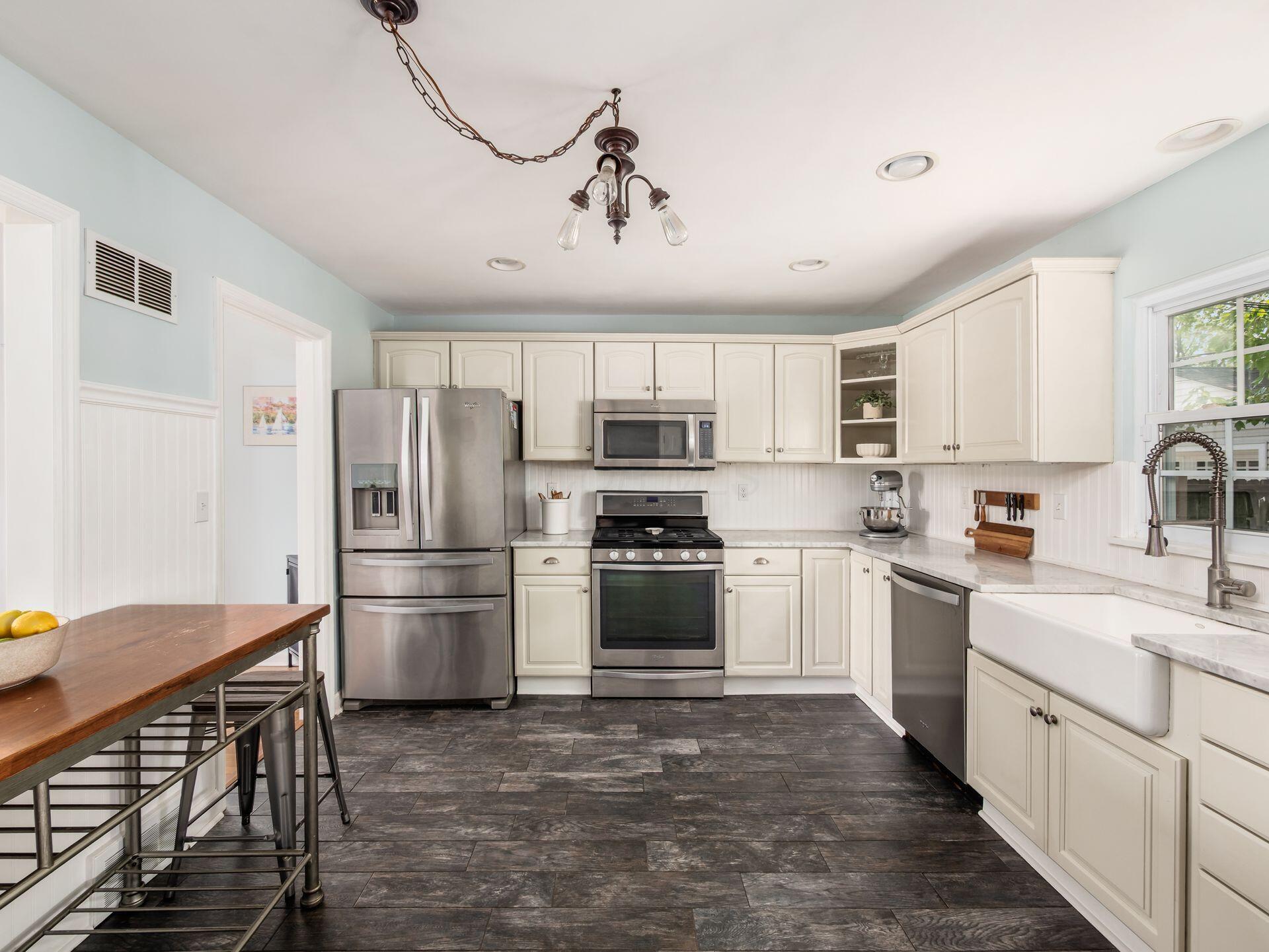 2805 Brandon Road Upper Arlington, OH 43221 - Photo 10 of 40 Movable island for extra prep space.