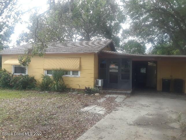 a view of a house with backyard and tree