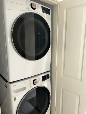 a close up view of a washer and dryer