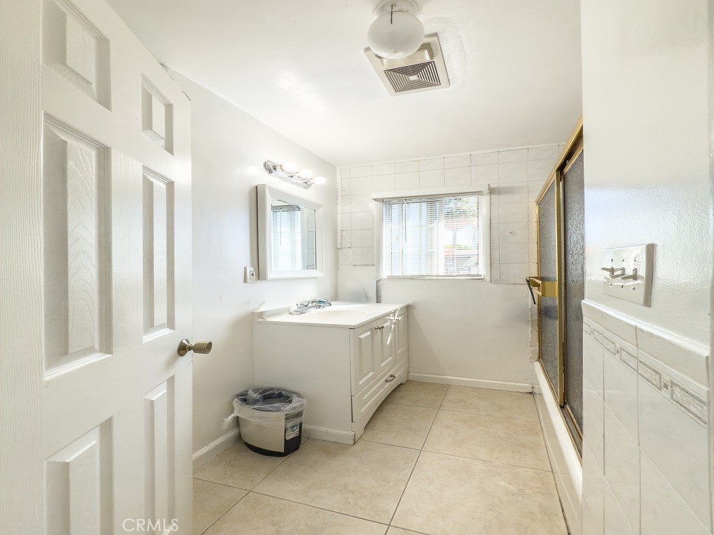 7850 Birchcrest Road Downey, CA 90240 - Photo 5 of 18 a bathroom with a sink vanity mirror and a bathtub