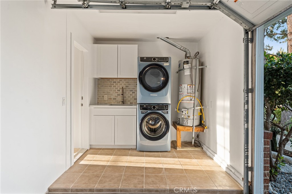 510 Lime Street Redlands, CA 92374 - Photo 30 of 50 a view of washer and dryer in a utility room