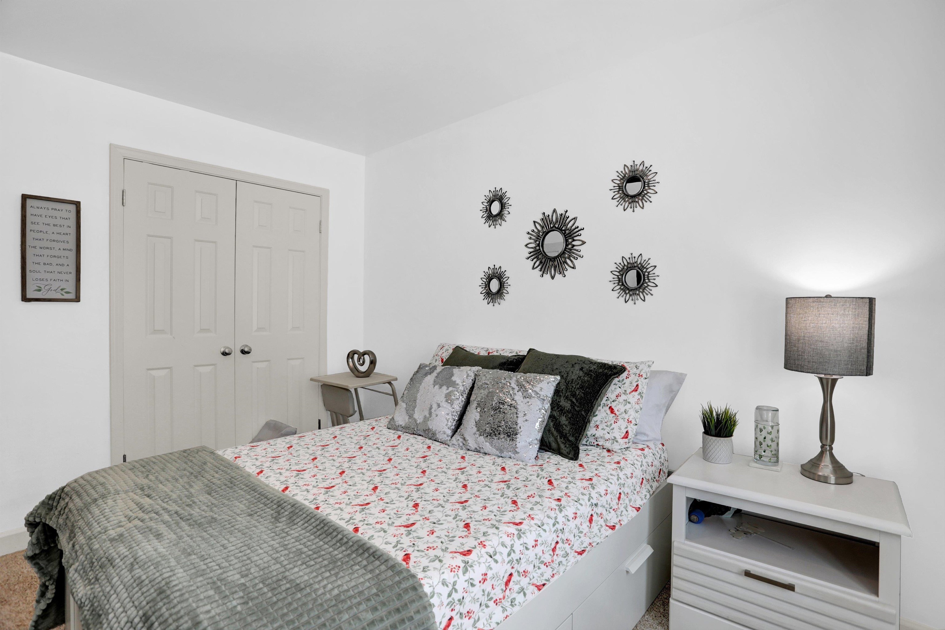 4045 Bartlett Country Road Bartlett, TN 38135 - Photo 21 of 40 a bedroom with a bed and a lamp on table
