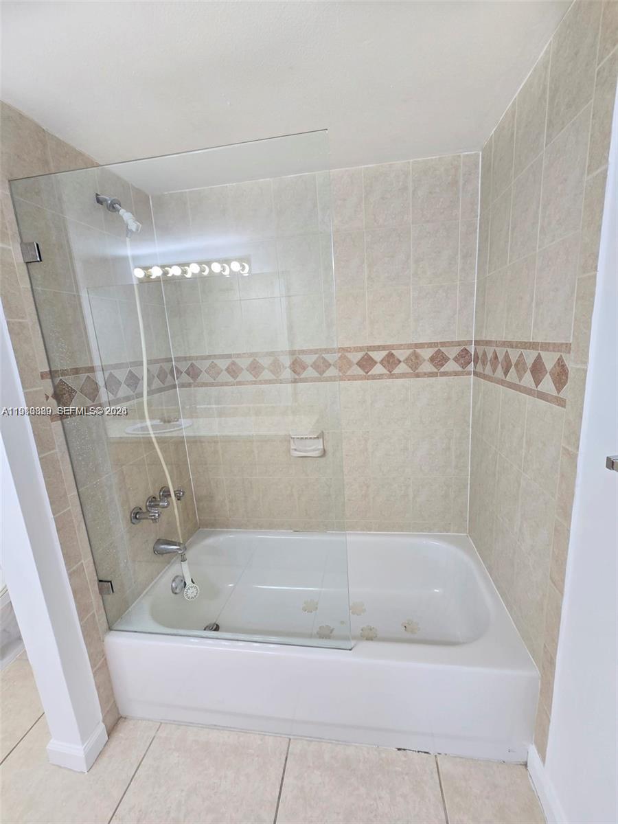 505 South Pine Island Road, Unit 401B Plantation, FL 33324 - Photo 12 of 15 a bathroom with a bath tub